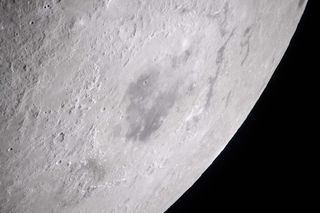 Blick auf den Orientale-Krater des Mondes
