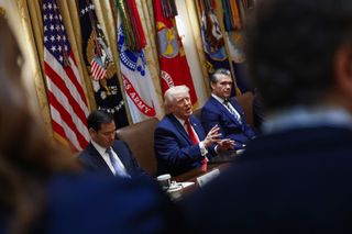 Donald Trump (Mitte) mit Marco Rubio (l.) und Pete Hegseth (r.)