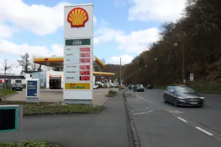 Eine Tankstelle am Mittwoch in Siegen, Nordrhein-Westfalen: Zur Mittagszeit steigen die Preise
