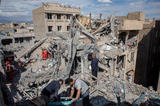 Teheran am 27. März: Hilfskräfte in den Trümmern eines zerstörten Wohnhauses