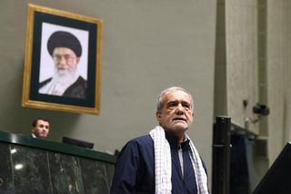 Pezeshkian vor einem Bild des getöteten Ajatollah Khamenei