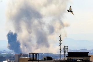 Nach Angriffen auf Teheran steigt Rauch über der Stadt auf