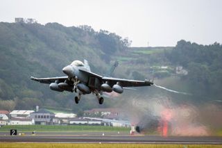 Ein Militärflugzeug auf der Lajes-Luftwaffenbasis auf der Insel Terceira im Azoren‑Archipel, Portugal, am 21. März 2026. Aufgrund ihrer Lage im mittleren Atlantik hat sich die Basis zu einem zentralen logistischen Drehpunkt für die USA entwickelt.