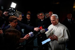 Papst Leo XIV spricht am am 7. April 2026 mit Medien in Castel Gandolfo, Italien, über den US-israelischen Konflikt mit Iran.