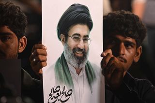 Ein Porträtfoto von Mojtaba Khamenei bei Protesten gegen die USA und Israel in Pakistan