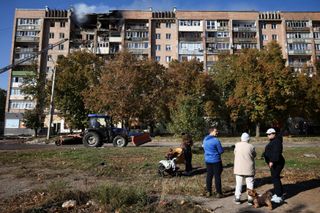 Bei den russischen Angriffen auf Charkiw wurde auch ein mehrstöckiges Wohnhaus getrofffen.