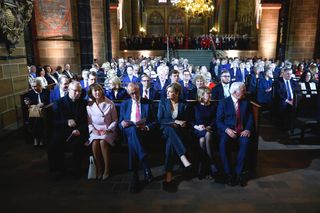 Bundespräsident Frank-Walter Steinmeier (vorne r-l), seine Frau Elke Büdenbender, Bundestagspräsidentin Julia Klöckner (CDU), Kanzler Friedrich Merz (CDU) und seine Frau Charlotte Merz nehmen am ökumenischen Gottesdienst im Bremer St. Petri Dom teil.