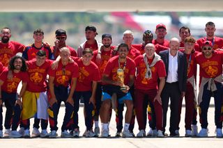 Wieder gut gelandet: die spanische Mannschaft am Madrider Flughafen.