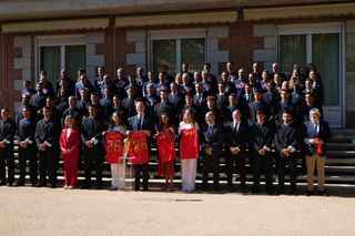 Mit Trikot und WM-Pokal: König Felipe VI. und Königin Letizia mit ihren Töchtern Leonor (links vom König) und Sofia (rechts der Königin) gemeinsam mit Spaniens Weltmeistern.