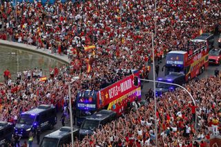 Auf einem Doppeldeckerbus fuhr die "Furja Roja" durch Madrid, bejubelt allein am Cibeles-Platz von laut Behörden etwa 120 000 Menschen.