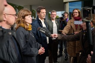 Tobias Schulze (Linke), Kerstin Wolter (Linke), Steffen Krach (SPD) und Werner Graf (Grüne) geben vor dem Beginn der Sondierungsgespräche ein Presse-Statement.