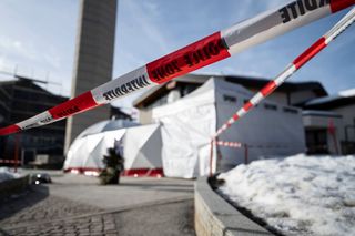 Der Bereich um die Gedenkstätte für die Opfer des tödlichen Brandes in der Bar «Le Constellation» ist nach einem Brand mit Polizeiband abgesperrt.