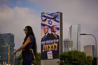 Ein Wahlplakat mit Trump und Netanjahu in Tel Aviv