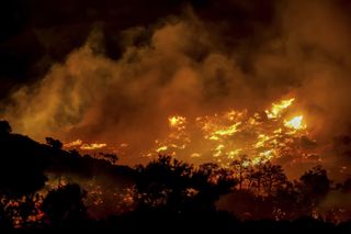 Die Feuerfront sei inzwischen auseinandergebrochen.