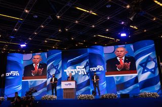 Benjamin Netanjahu spricht vor seinen Anhängern im Hauptquartier der Likud-Partei in Jerusalem.