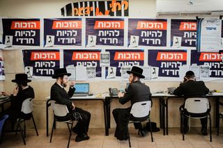 Ultraorthodoxe jüdische Männer während der Parlamentswahl in der Parteizentrale von Vereinigtes Tora-Judentum