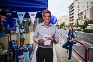 Ein Wahlstand der linksliberalen Demokraten am Dienstag mit einem Pappaufsteller des Parteivorsitzenden Yair Golan