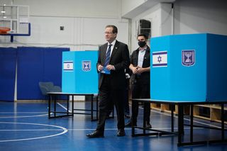 Israels Präsident Izchak Herzog am Dienstag bei der Stimmabgabe in Jerusalem