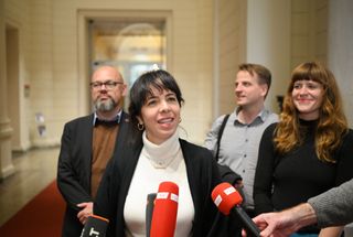 Elif Eralp (vorn), Co-Fraktionsvorsitzende der Berliner Linken, kommt im Berliner Abgeordnetenhaus zur Fraktionssitzung.