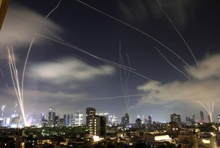 Von Israels Iron Dome abgefangene Raketen über Tel Aviv (am Dienstag)