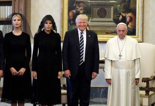 Donald und Melania Trump (M.) trafen Papst Franziskus im Mai 2017 im Vatikan