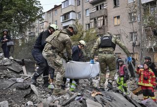 Rettungskräfte arbeiten sich durch die Trümmer eines Wohngebäudes in Saporischschja. Das Haus wurde bei einem russischen Luftangriff am Samstag beschädigt.