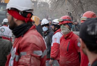 Einsatzkräfte des Roten Halbmonds in Teheran am 16. März