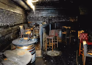 Hier feierten viele Besucher, als das Feuer ausbrach.