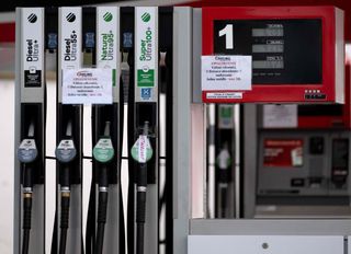 Eine Tankstelle mit Rationierungshinweis in Bratislava