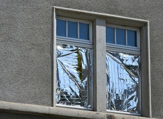 Bewohner in Dresden haben ihre Fenster mit Folie beklebt