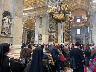 Menschen im Petersdom