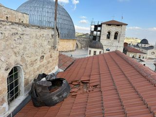 Raketenteil auf dem Dach der Grabeskirche in Jerusalem