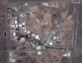 Auf diesem Satellitenbild der Atomanlage Natans ist ein Bombenkrater zu erkennen
