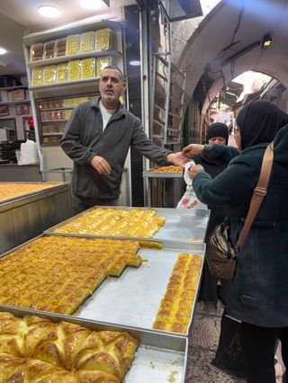 Zuckerbäcker Ramadan verkauft immerhin eine Portion Katajif