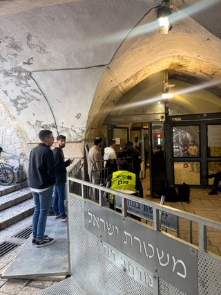 Vier junge Männer aus Petah Tikva beim Zugang zur Klagemauer