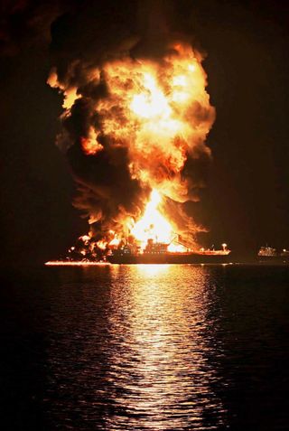 Brennender Öltanker nach einem iranischen Angriff nahe Basra, Irak (am 11. März)