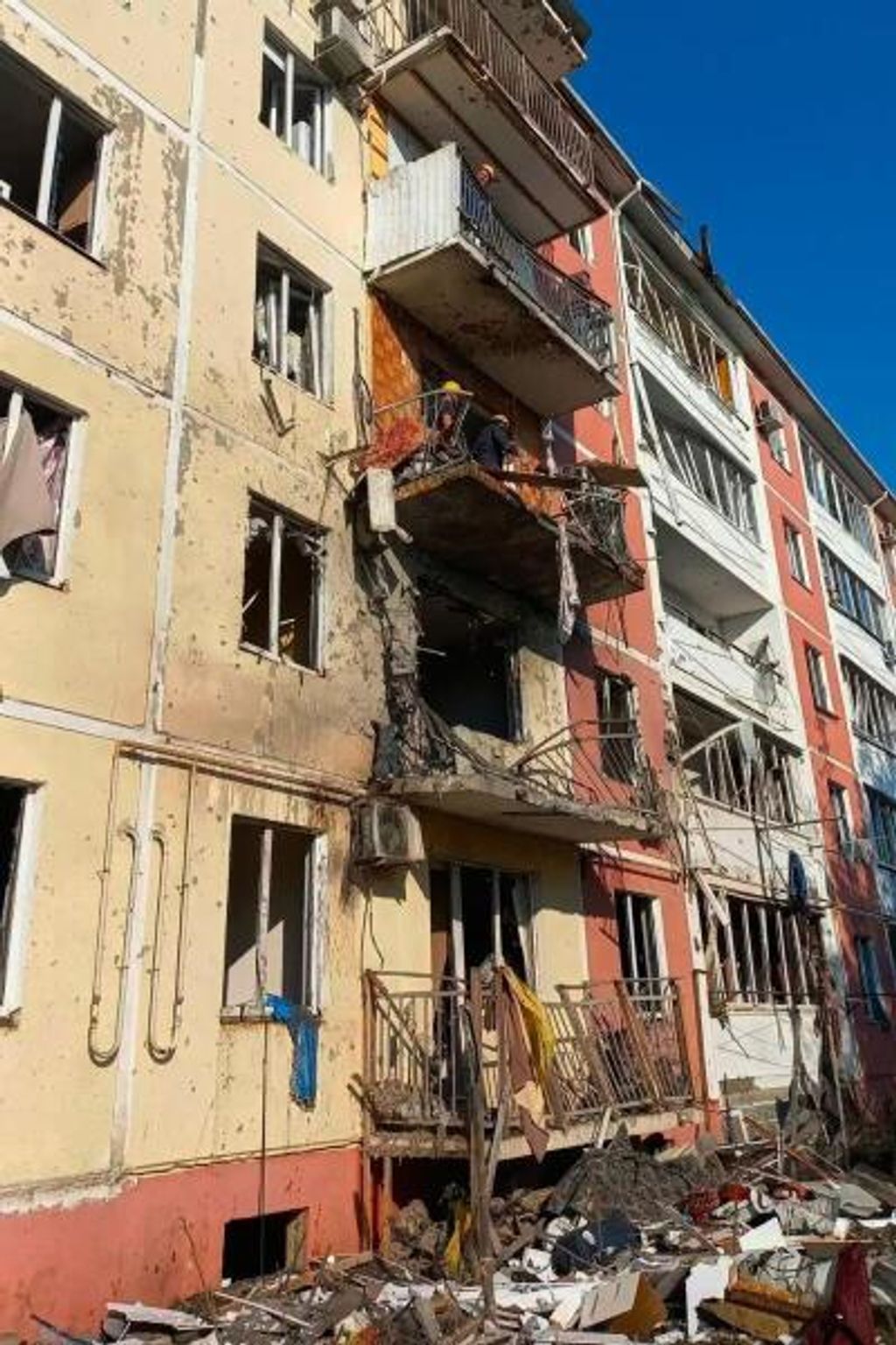 Dieses Foto, das über den offiziellen Telegram-Kanal des Gouverneurs von Krasnodar, Jewgeni Naumow, verbreitet wurde, zeigt eine Ansicht des beschädigten Wohnhauses nach einem ukrainischen Drohnenangriff auf den Bezirk Karasunsky in der Region Krasnodar.