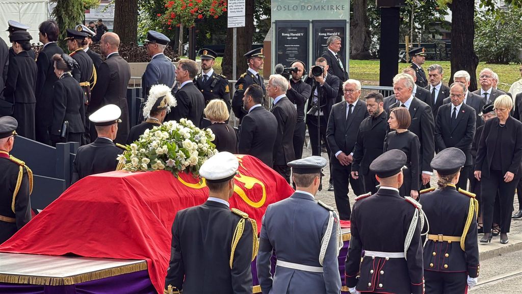 Bundespräsident Frank-Walter Steinmeier und der ukrainische Präsident Wolodymyr Selenskyj bei der Trauerfeier am Sarg von König Harald V.