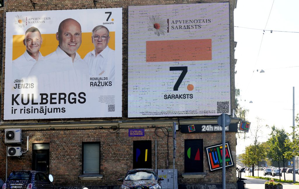 Ein Wahlplakat der Regierungspartei Vereinte Liste hängt an einer Hauswand in der lettischen Hauptstadt Riga.