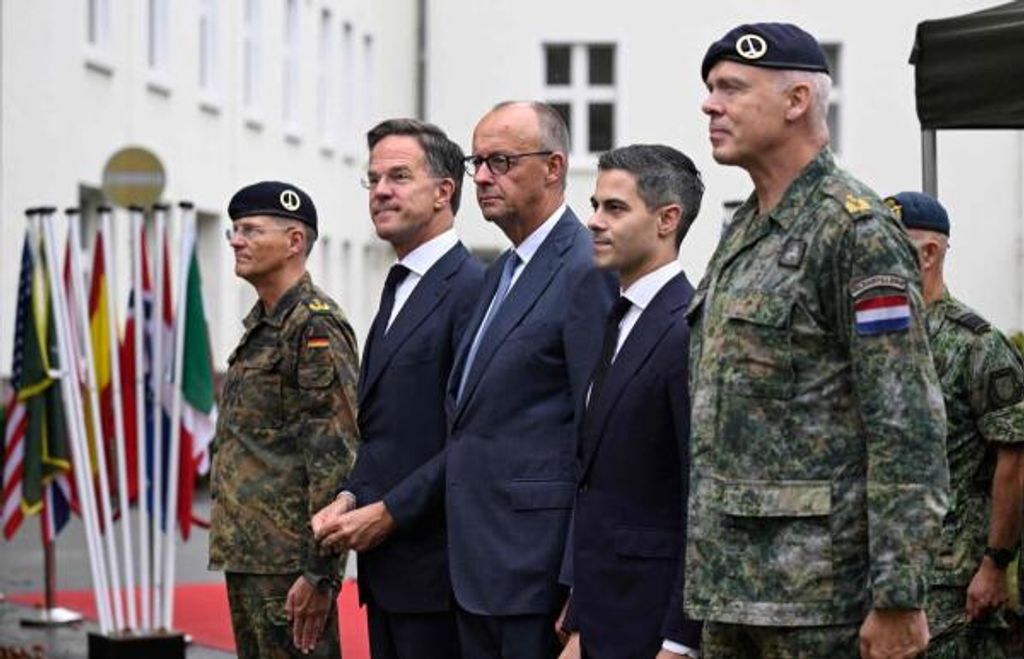 Generalleutnant Peter Mirow von der Bundeswehr, Nato-Generalsekretär Mark Rutte, Bundeskanzler Friedrich Merz, der niederländische Ministerpräsident Rob Jetten und Generalmajor Wilfred Rietdijk von der Königlich-Niederländischen Armee besuchen am 1. Oktober 2026 das Deutsch-Niederländische Korps in Münster