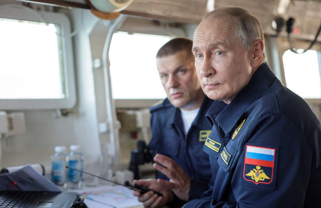 Machthaber Wladimir Putin ist auf einem russischen Militärschiff zu sehen.