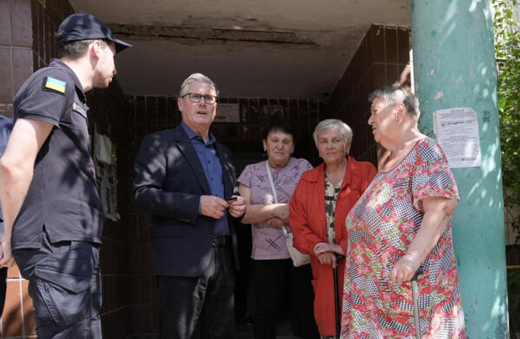 Der britische Premierminister Keir Starmer trifft sich am 16. Juli 2026 in Kyjiw mit Anwohnern eines Stadtteils am Rande der Stadt, in dem am 6. Juli ein Gebäude von einer russischen Rakete getroffen wurde.
