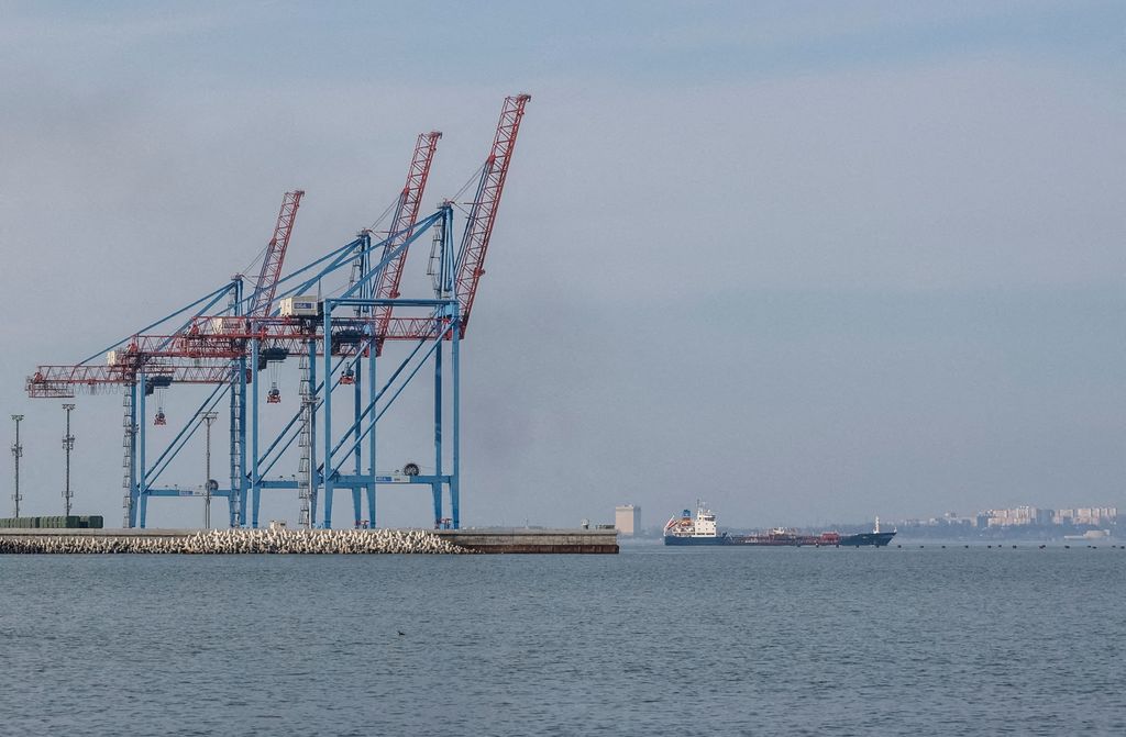 Ein Frachtschiff verlässt den Hafen von Odessa.