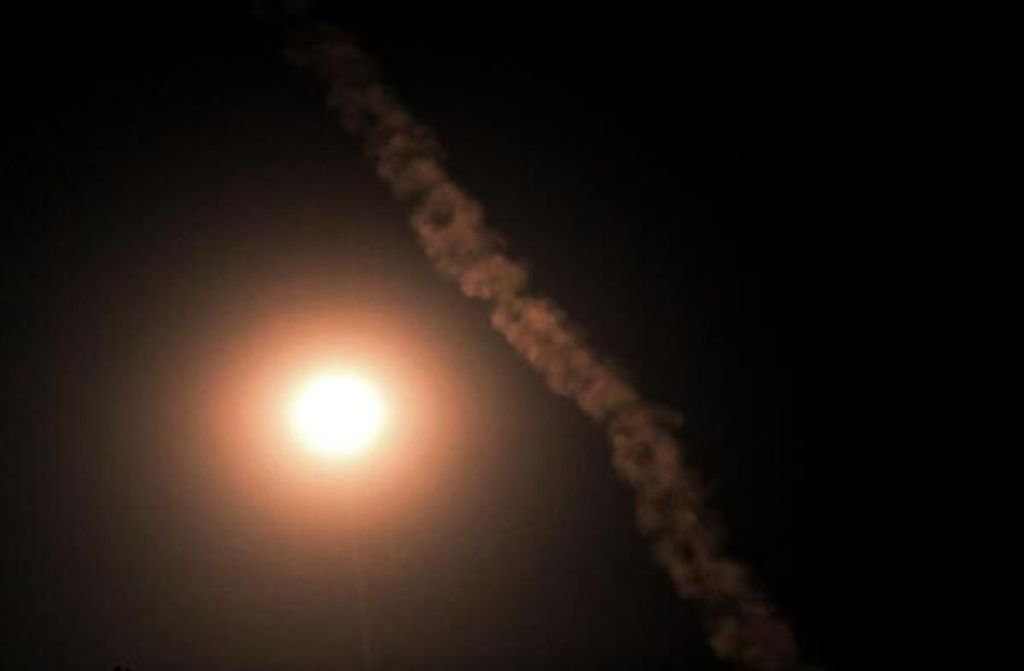 Während eines russischen Luftangriffs auf Kyjiw am frühen Morgen des 1. September 2026 ist im Zuge der russischen Invasion in der Ukraine eine Rauchspur eines Geschosses zu sehen.