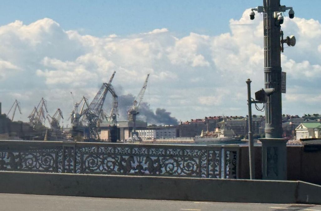 Der Hafen von St. Petersburg im Juni dieses Jahres, im Hintergrund ist Rauch zu sehen. Nun gab es neue Attacken auf die Stadt.