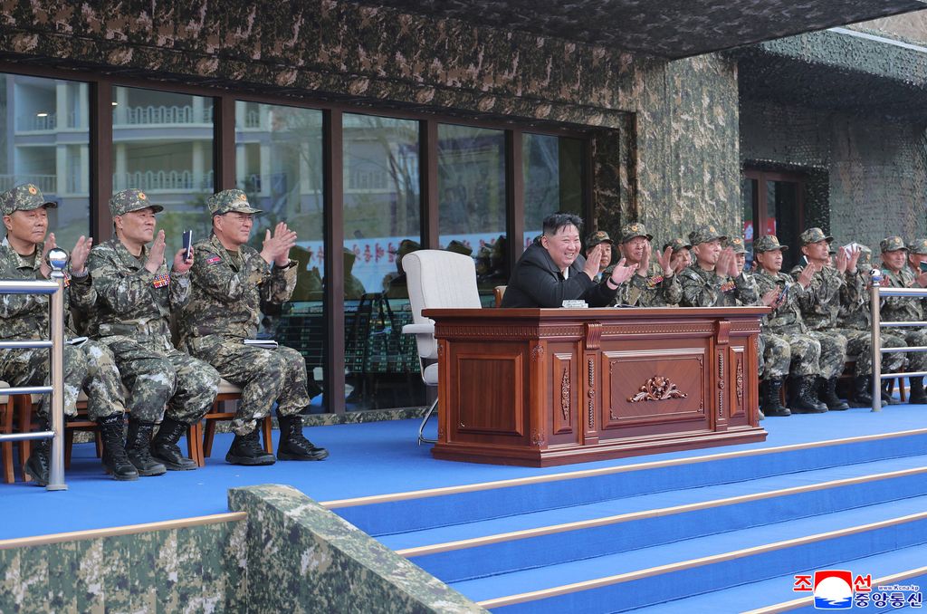 Nordkoreas Machthaber Kim Jong Un beobachtet ein Manöver.