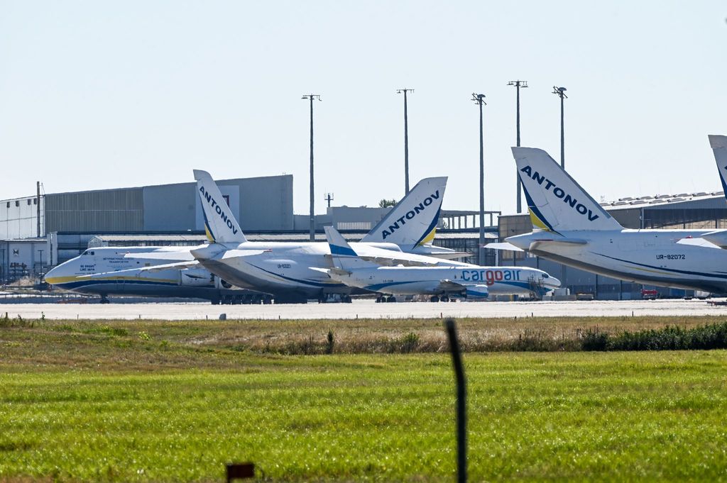 Ukrainische Antonow-Maschinen stehen am Flughafen Leipzig/Halle.