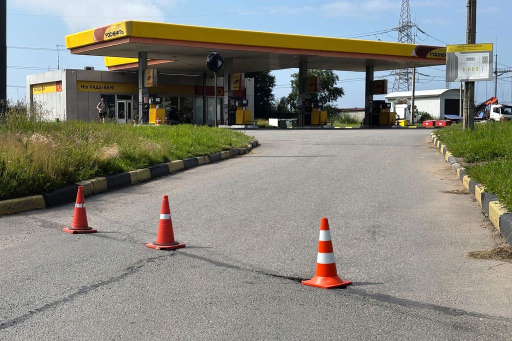 St. Petersburg: Eine gesperrte Einfahrt an einer Rosneft-Tankstelle.