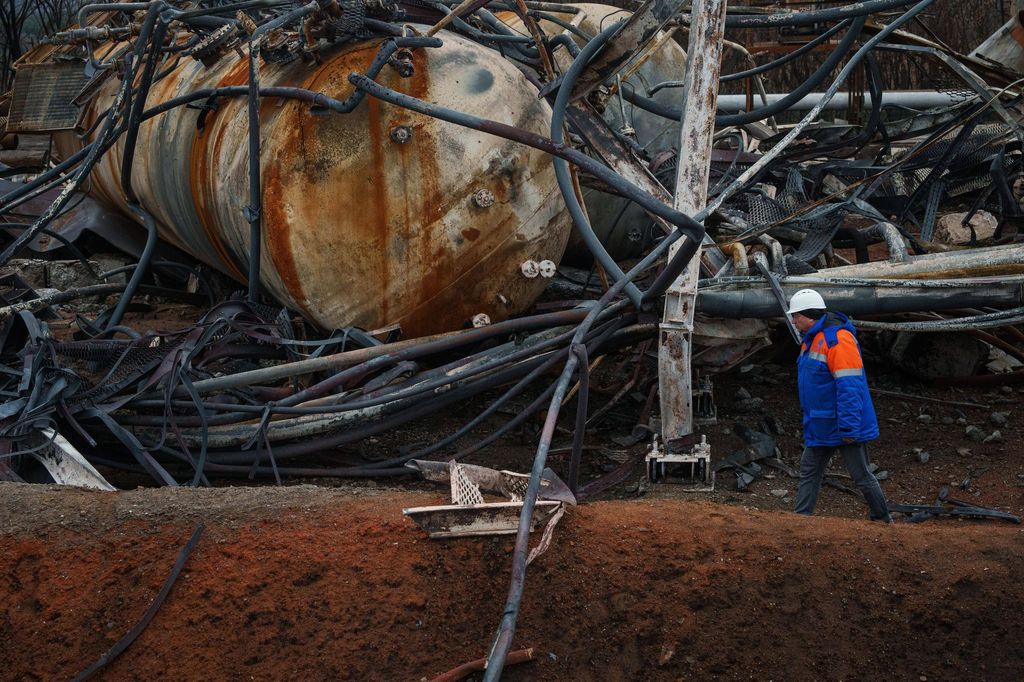 Ein Naftogaz-Arbeiter geht vor einer durch einen russischen Angriff zerstörten Gasförderanlage. (Archivbild)