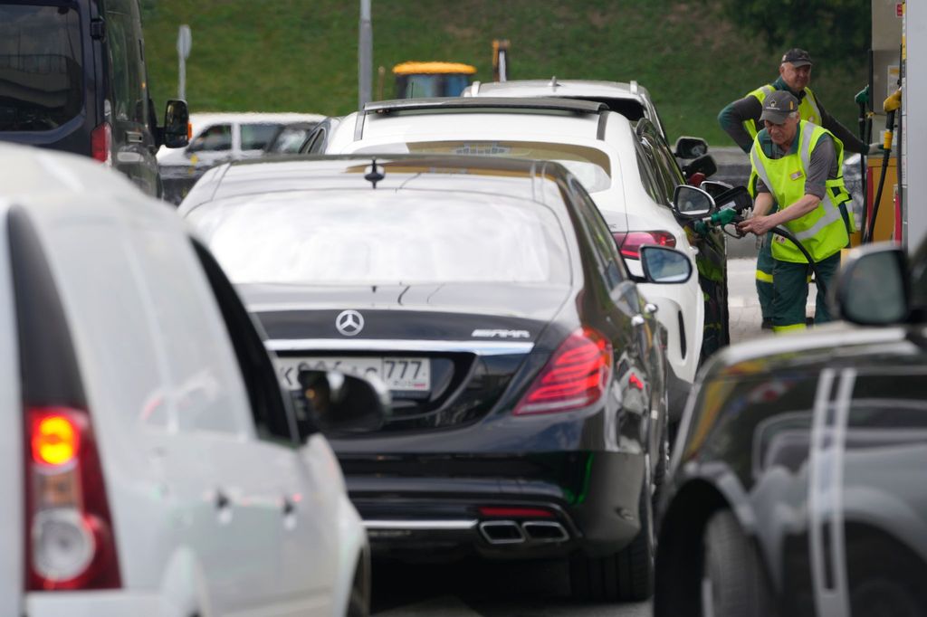 Ein Mitarbeiter betankt Autos an einer Rosneft-Tankstelle in Moskau.